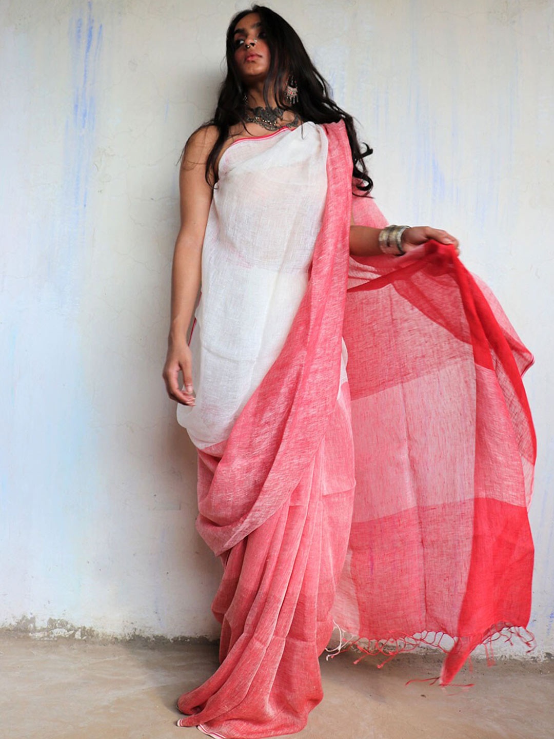 

Chidiyaa Red & White Colourblocked Pure Linen Saree