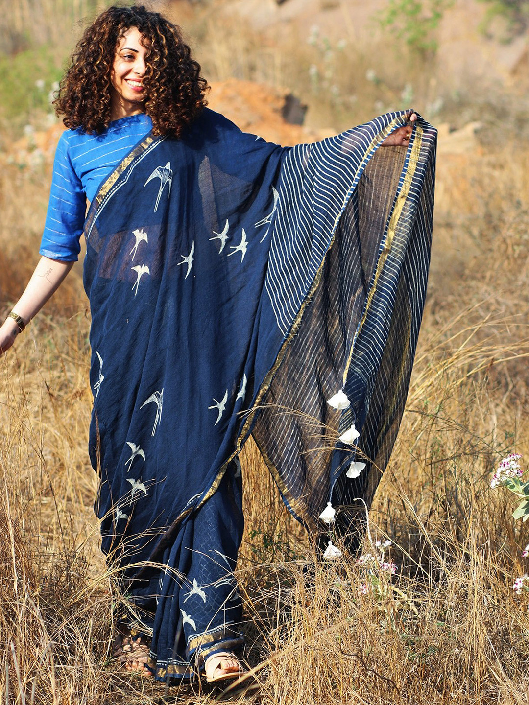 

Chidiyaa Blue & White Zari Pure Linen Saree