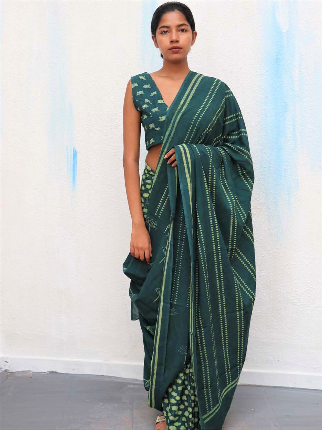 

Chidiyaa Green & White Floral Pure Cotton Saree