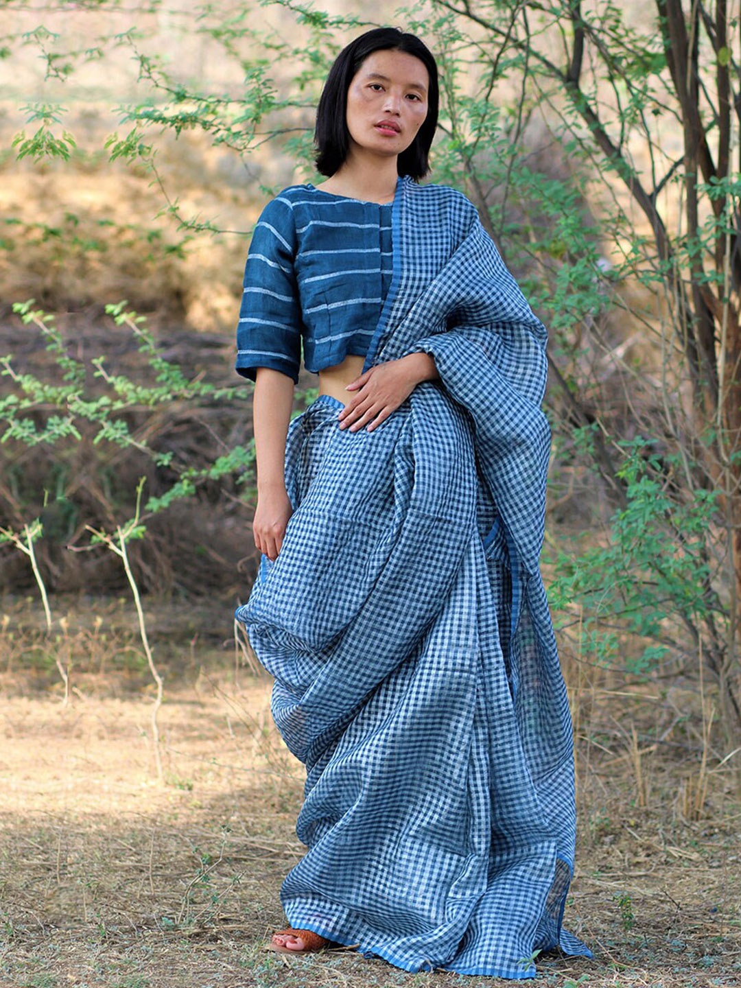 

Chidiyaa Blue & White Checked Pure Linen Saree