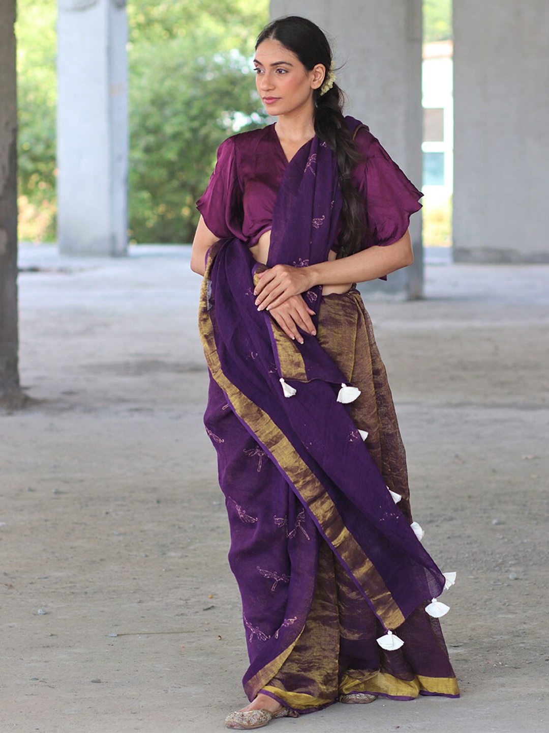 

Chidiyaa Purple & Gold-Toned Zari Pure Linen Saree