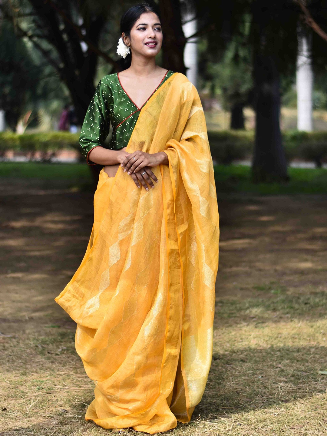 

Chidiyaa Yellow & Gold-Toned Woven Design Zari Pure Linen Saree