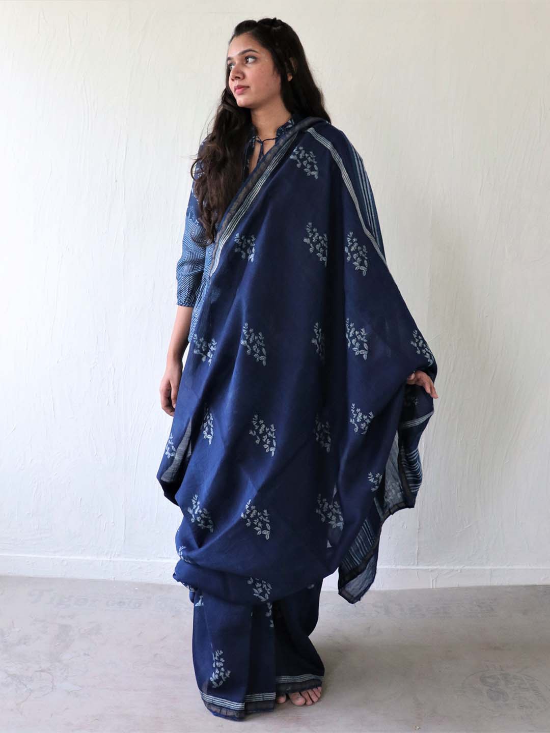 

Chidiyaa Blue & White Floral Print Chanderi Saree