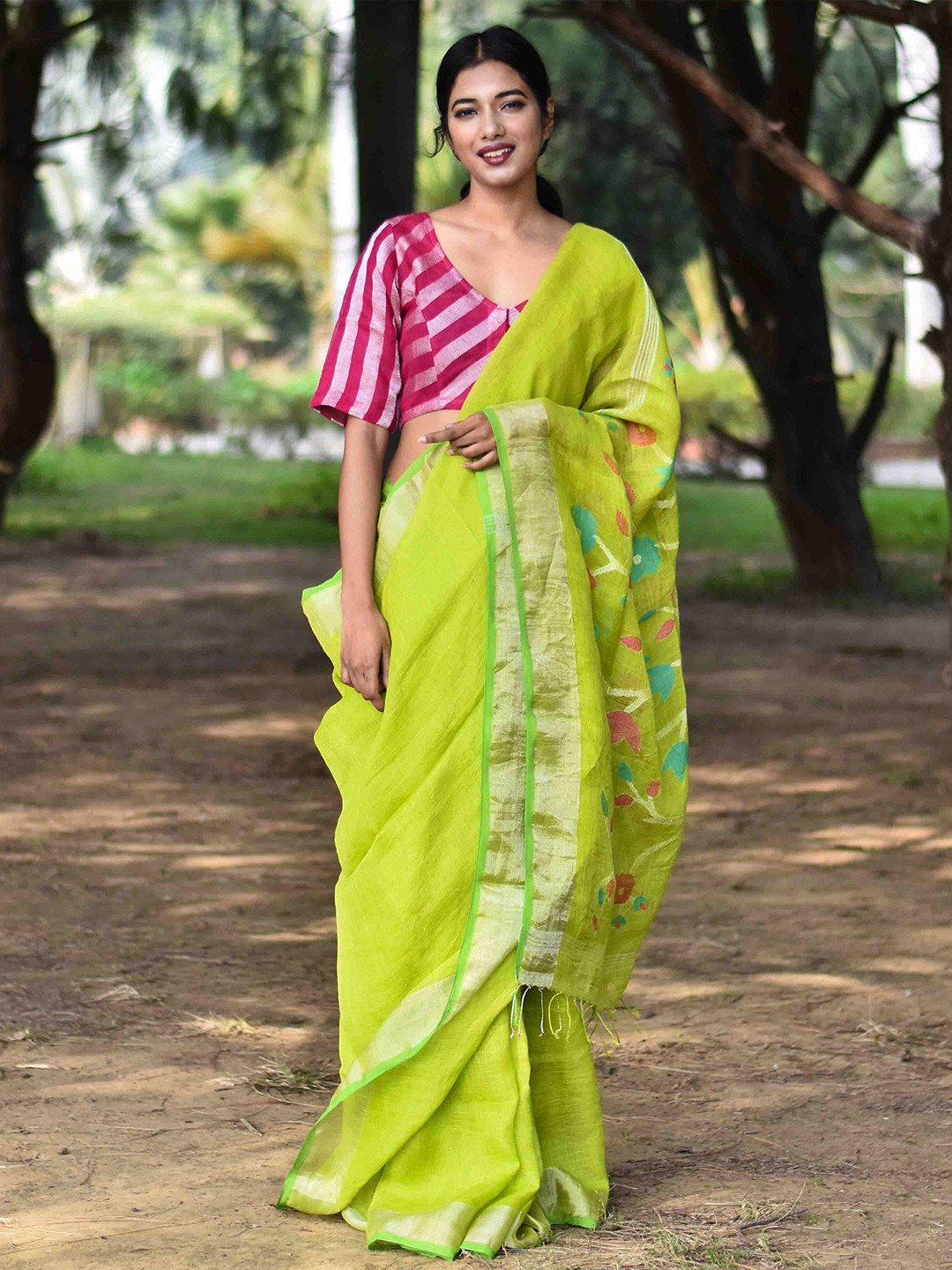 

Chidiyaa Green Solid Pure Linen Jamdani Saree