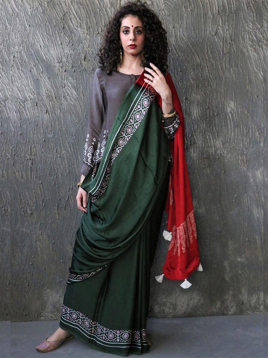 

Chidiyaa Green & White Pure Silk Saree