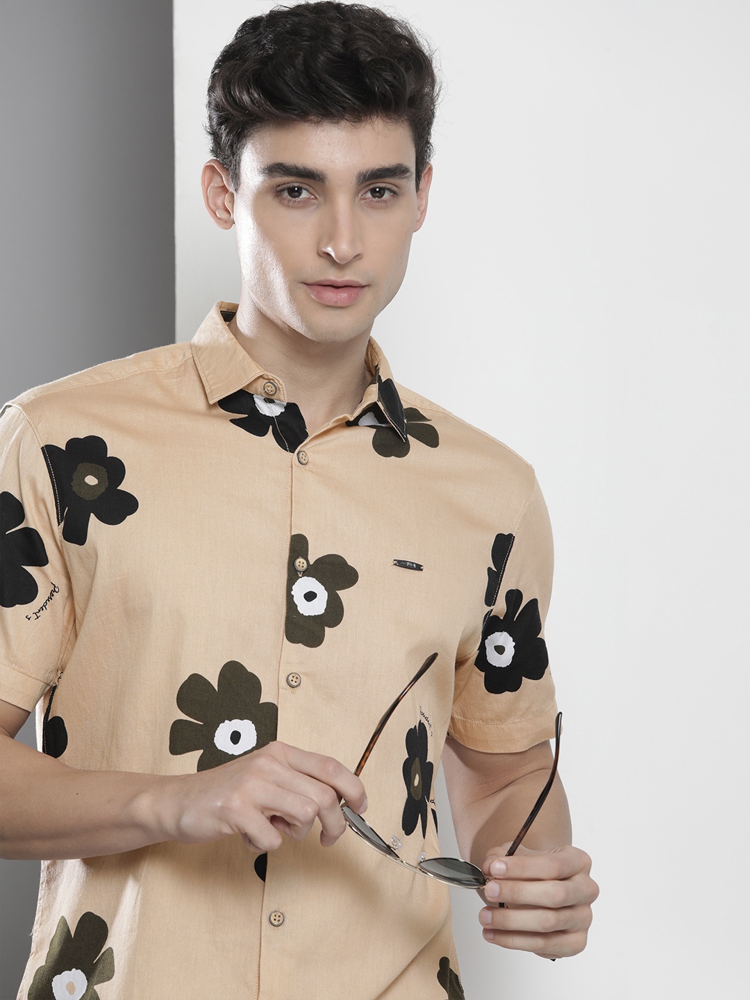 

The Indian Garage Co Men Beige Floral Printed Resortwear Shirt