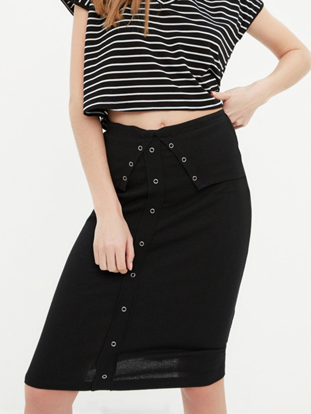 

Trendyol Women Black Solid Ribbed Snap Button Detail Knitted Pencil Skirt