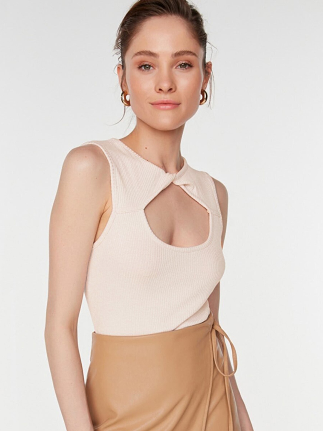 

Trendyol Grey Solid Cut-Out Crop Top