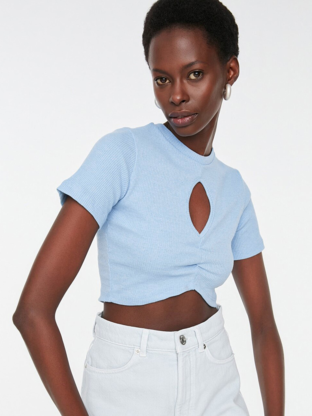 

Trendyol Blue Solid Cut-Out Crop Top