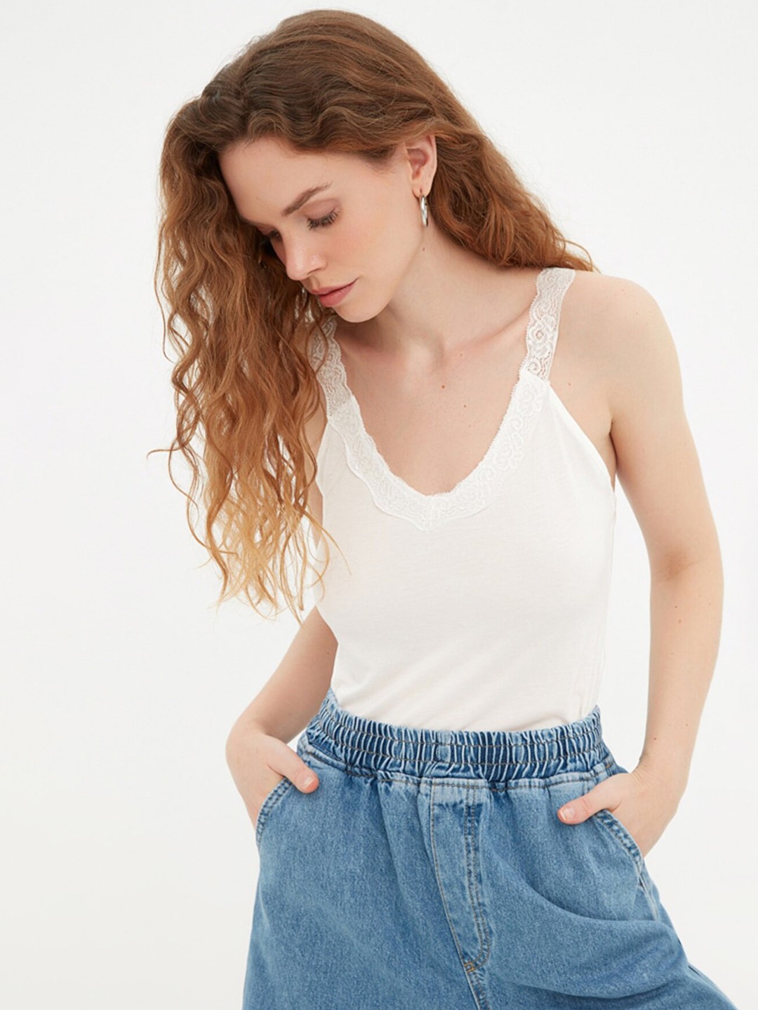 

Trendyol White Lace Detail Shoulder Straps Top