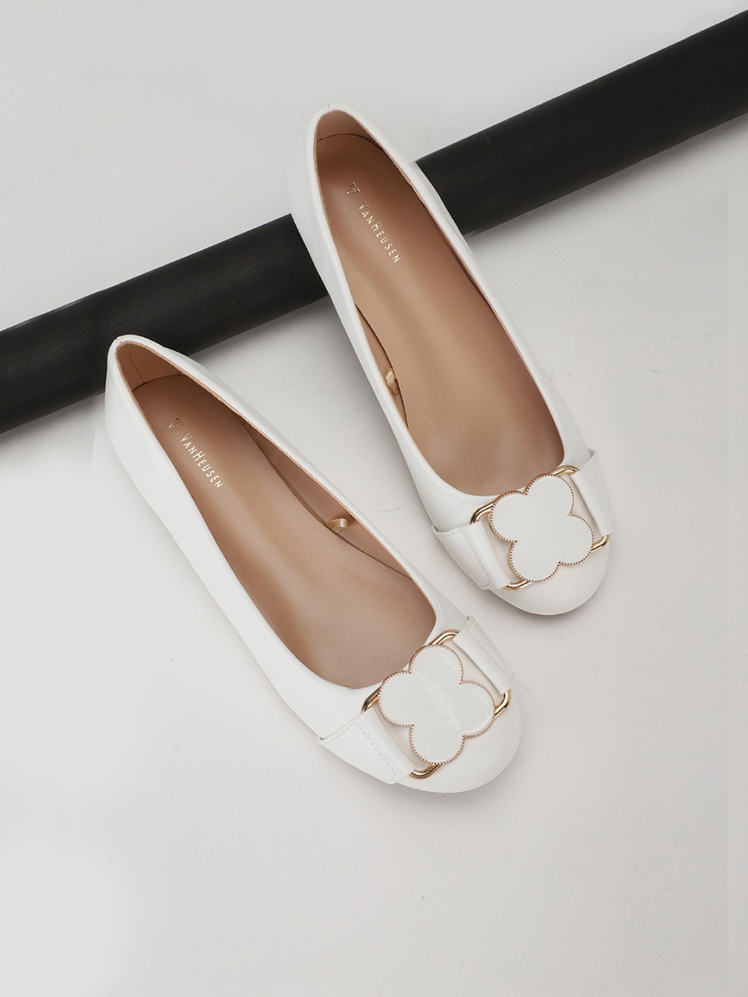 

Van Heusen Woman Women White Flats