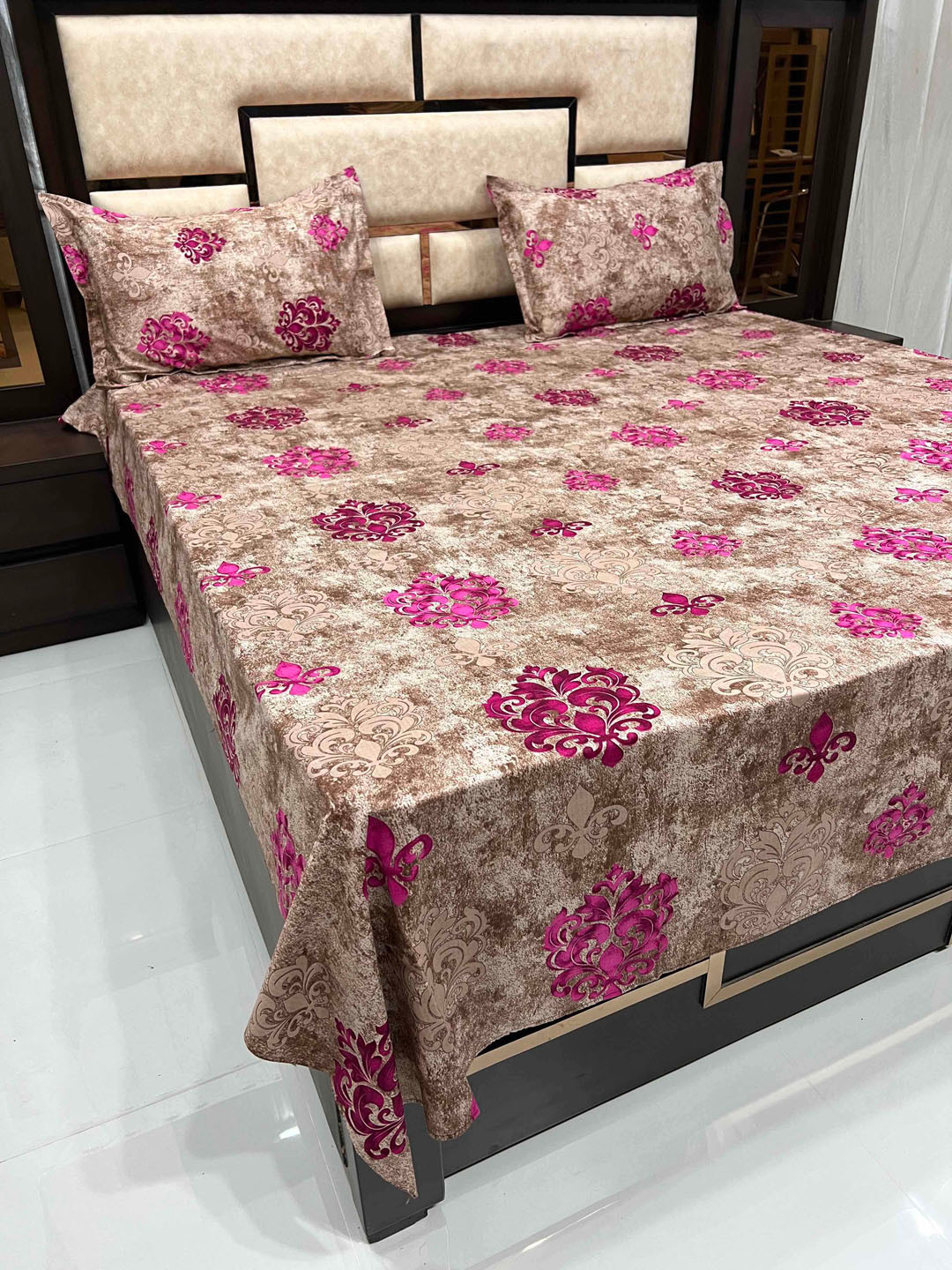 

Pure Decor Brown & Pink Ethnic Motifs 400 TC Queen Bedsheet with 2 Pillow Covers
