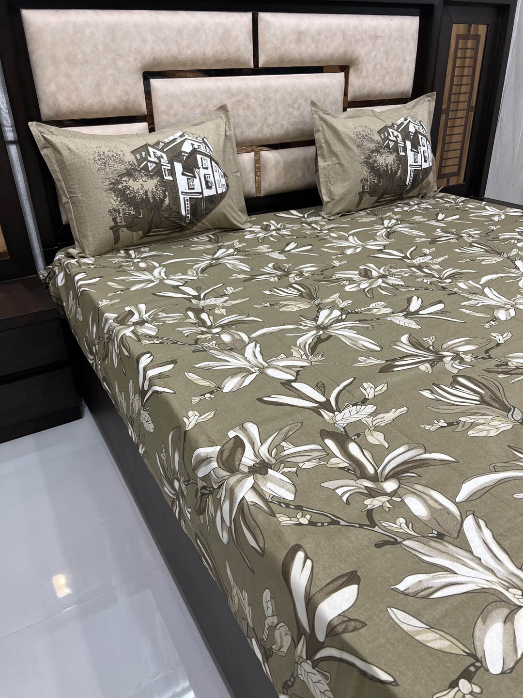 

Pure Decor Green & White Floral 300 TC Queen Bedsheet with 2 Pillow Covers