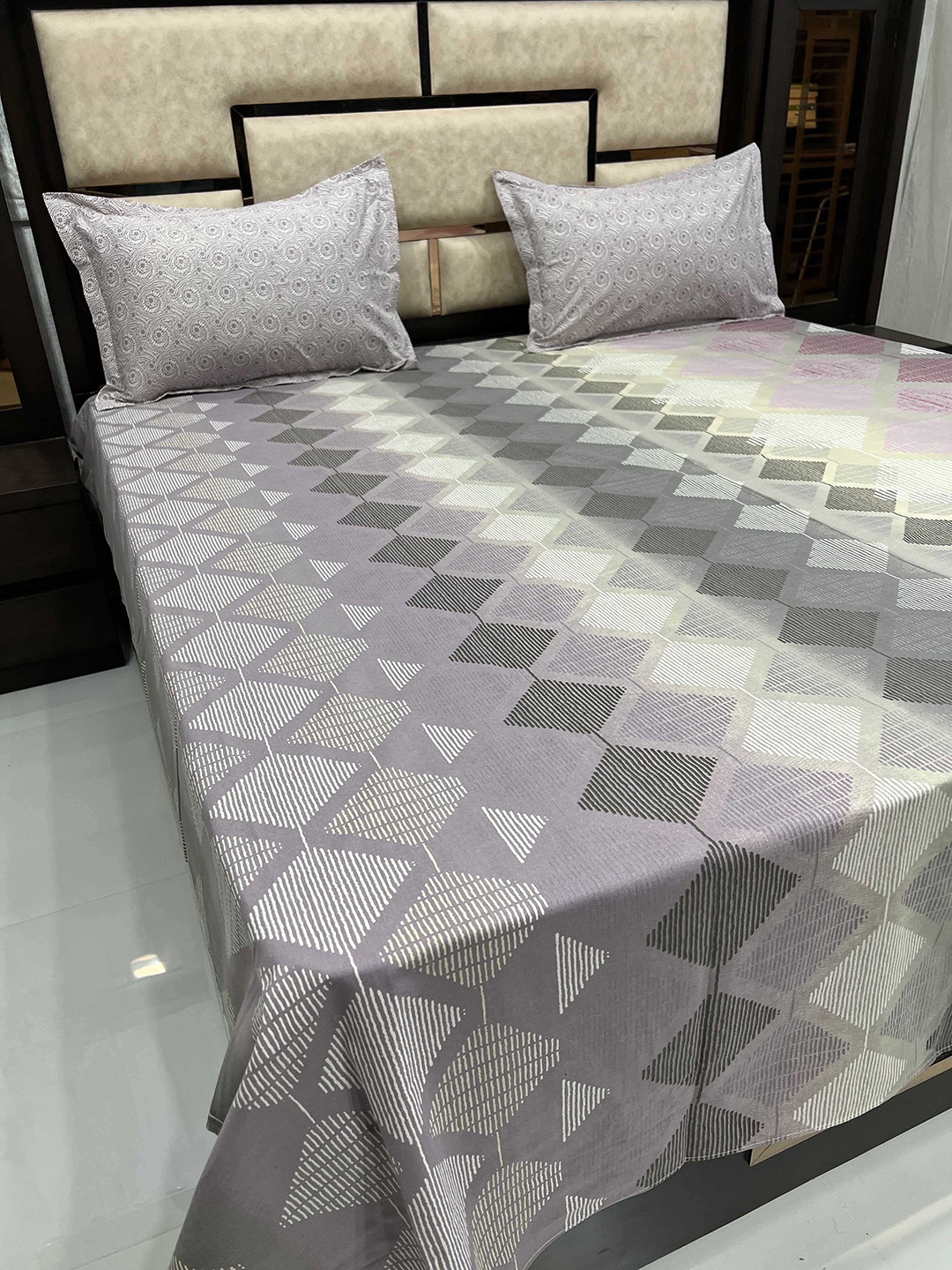 

Pure Decor Grey & Pink Geometric 300 TC Queen Bedsheet with 2 Pillow Covers