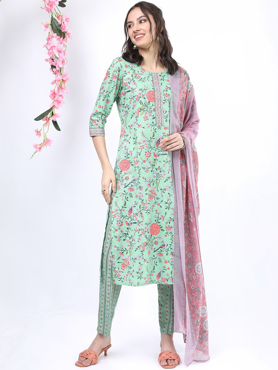 

Vishudh Women Green Floral Printed Straight Kurta With Trousers & With Dupatta