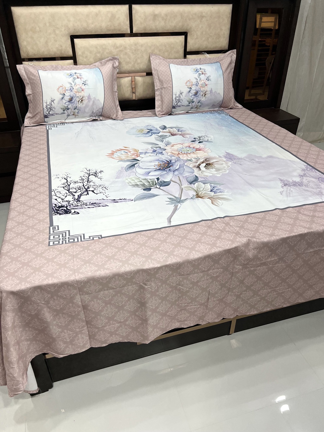 

Pure Decor Peach-Coloured & White Floral 350 TC King Bedsheet with 2 Pillow Covers