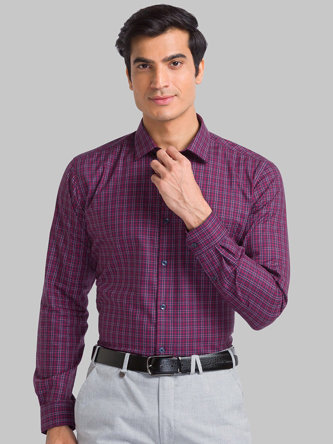 

Park Avenue Men Red Slim Fit Checked Casual Shirt
