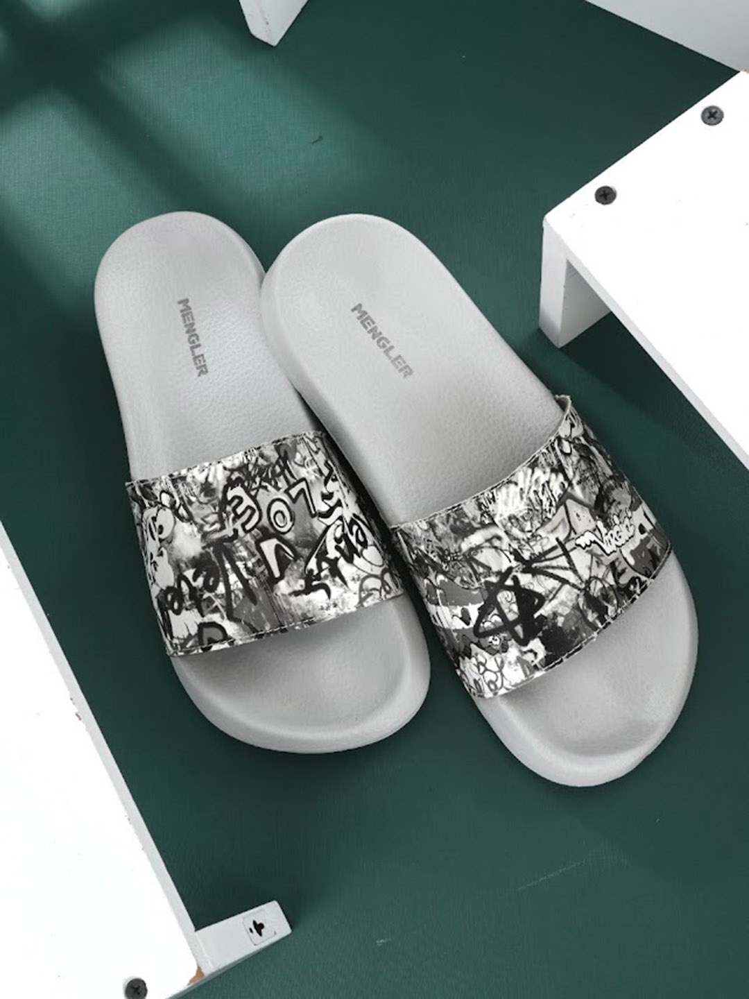 

MENGLER Men Grey & Black Printed Sliders