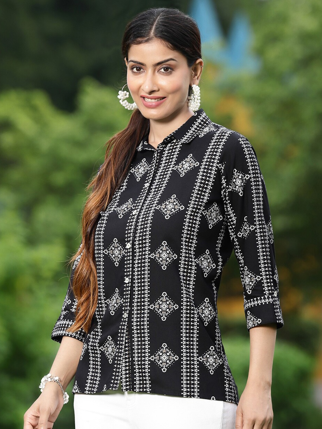 

Juniper Women Black & White Printed Viscose Rayon Shirt Collar Tunic