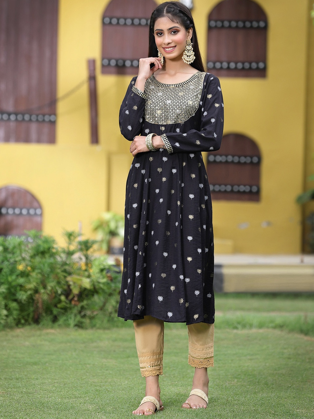

Juniper Women Black & Gold-Toned Floral Printed Flared Sleeves Mirror Work Kurta