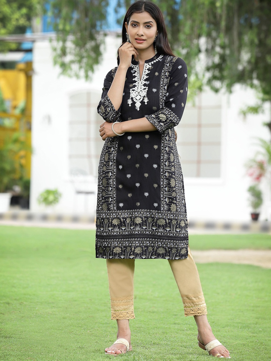 

Juniper Women Black & White Ethnic Motifs Printed Thread Work Kurta