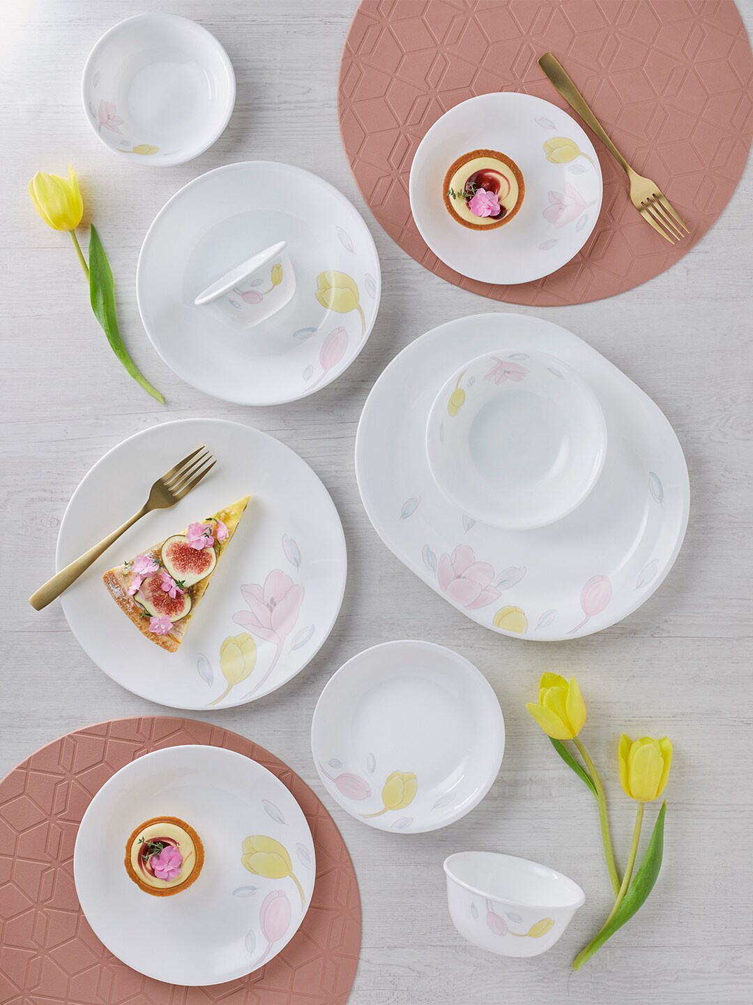 

Corelle White 5 Pieces Dishwasher & Microwave Safe Printed Vitrelle Glass Dinner Set