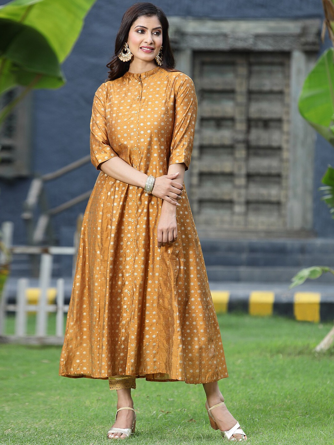 

Juniper Women Mustard Yellow Geometric Checked Flared Sleeves Thread Work Chanderi Silk Kurta