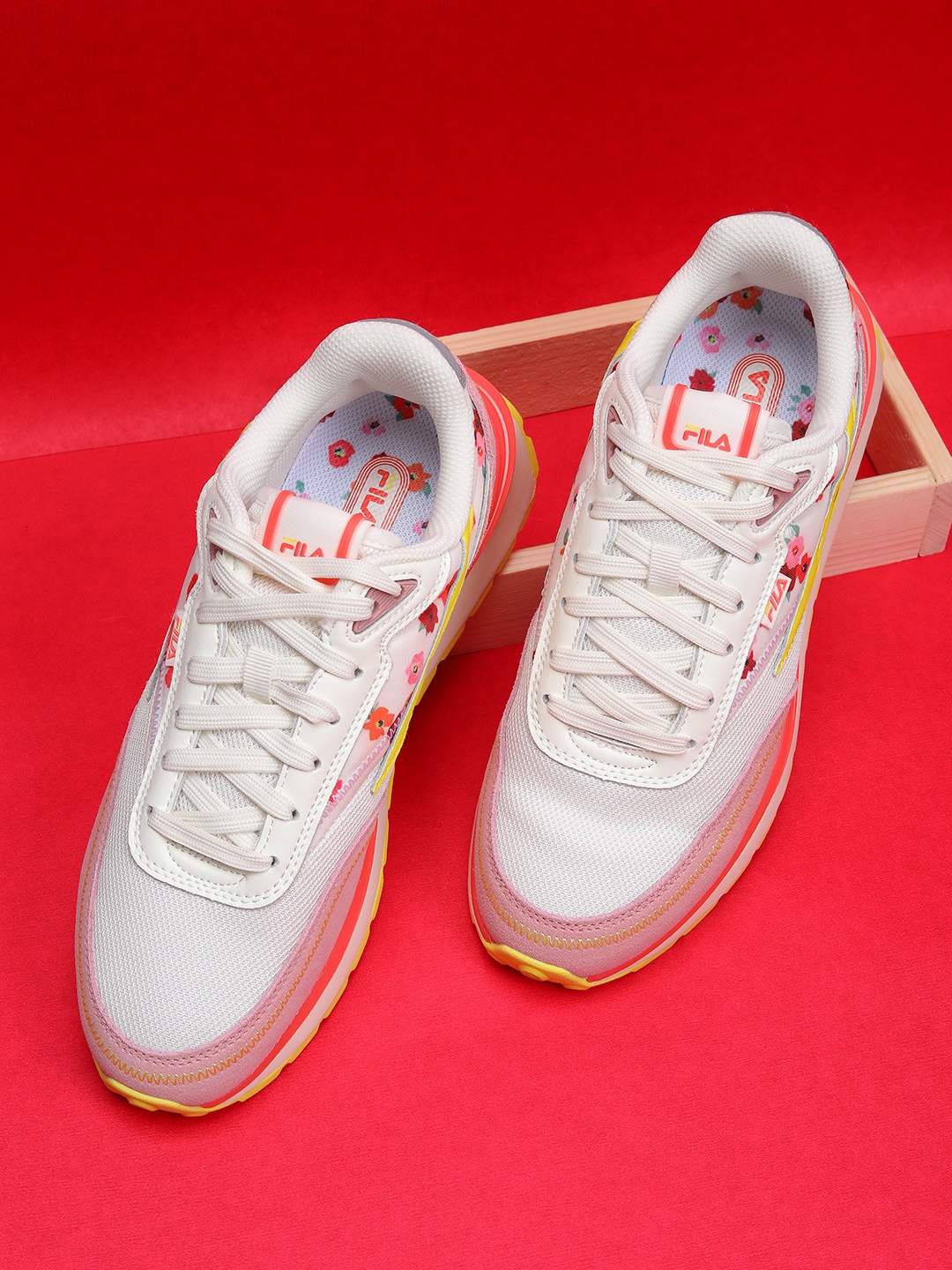 

FILA Women White Colourblocked PU RENNO TROPICAL Sneakers