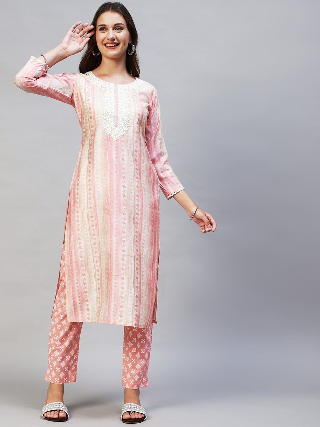

FASHOR Women Pink Floral Embroidered Straight Fit Kurta