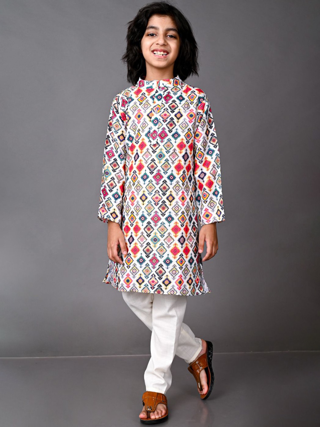 

VESHAM Boys White Printed Kurta with Pyjamas