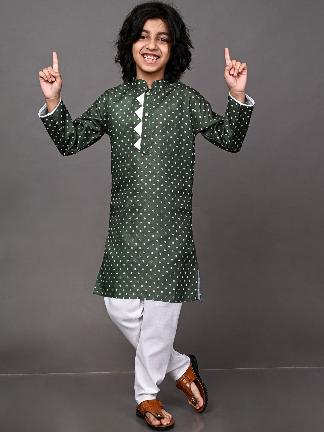 

VESHAM Boys Green & White Bandhani Printed Kurta with Pyjamas