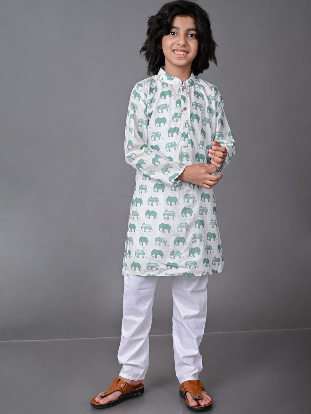 

VESHAM Boys White Animal Printed Kurta with Trousers