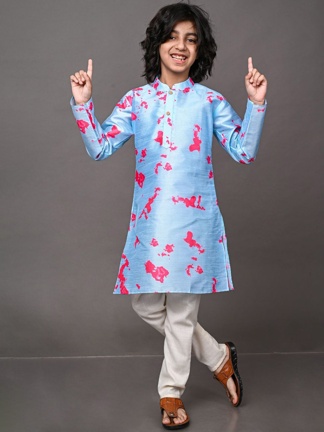 

VESHAM Boys Blue Floral Embroidered Panelled Kurti with Trousers