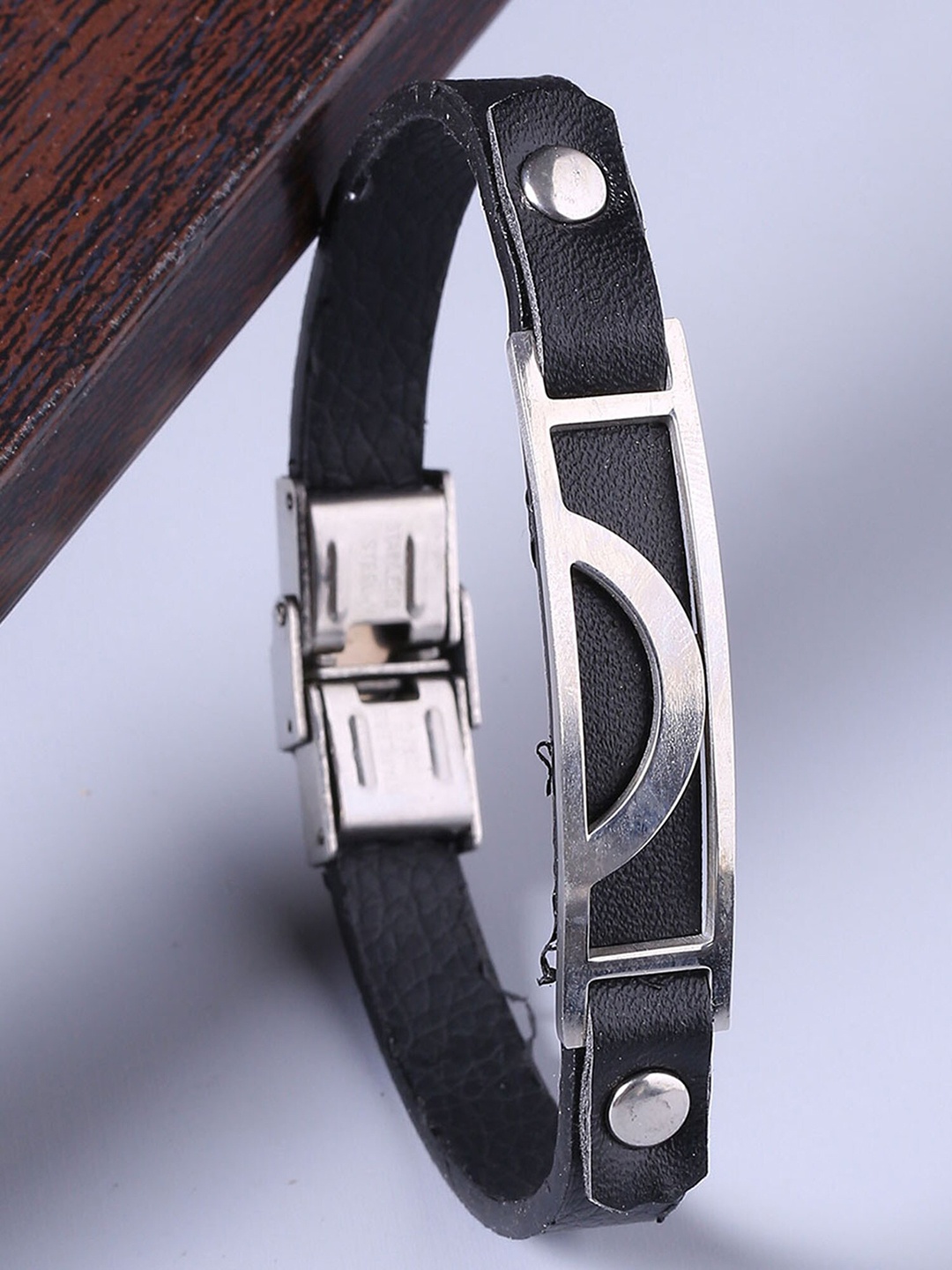

Dare by Voylla Men Silver Bracelet