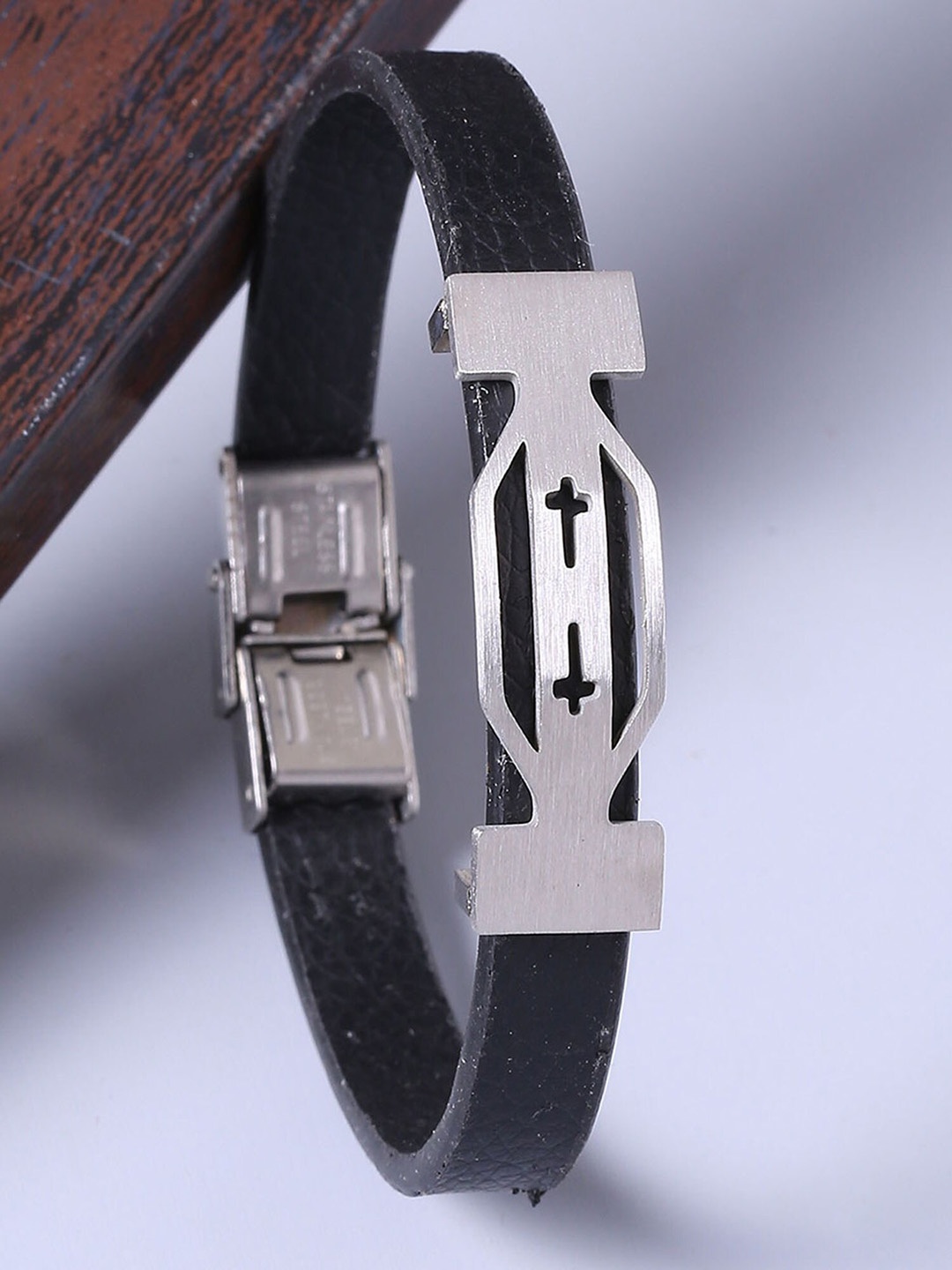 

Dare by Voylla Men Silver Bracelet