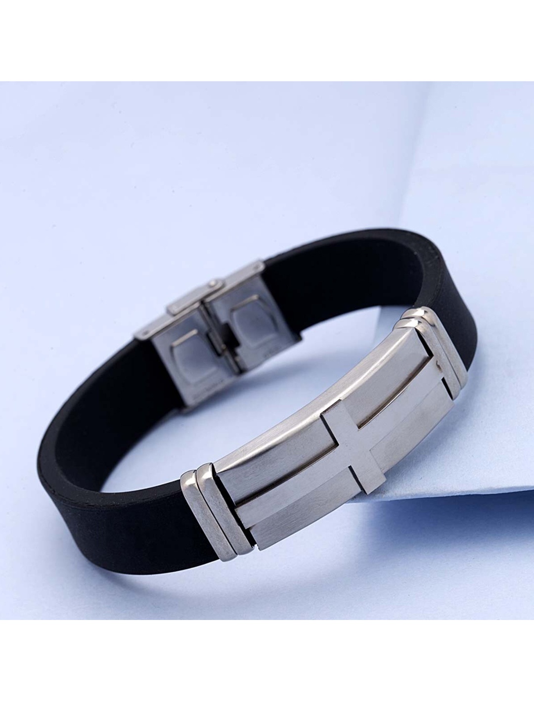 

Dare by Voylla Men Silver-Toned & Black Silver-Plated Link Bracelet