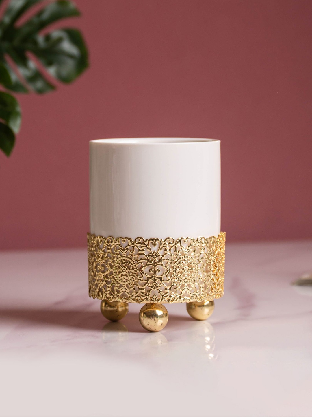 

Nestasia White Solid Ceramic Desk Pot Planters