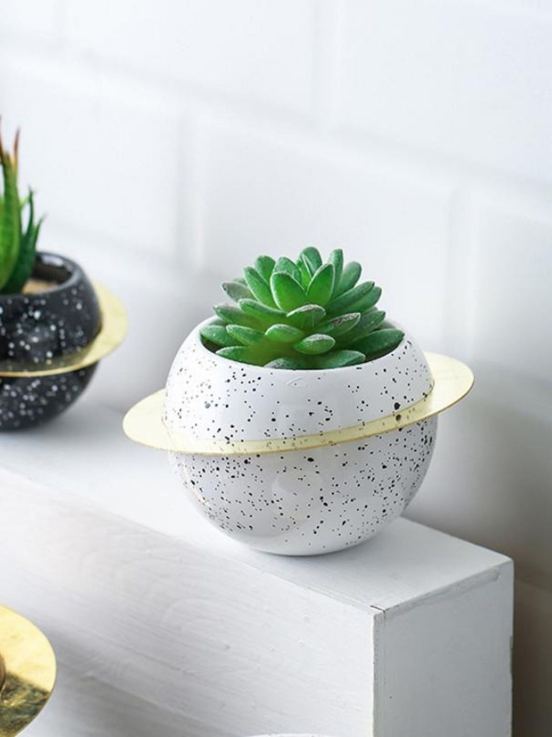 

Nestasia White Solid Planet Planter