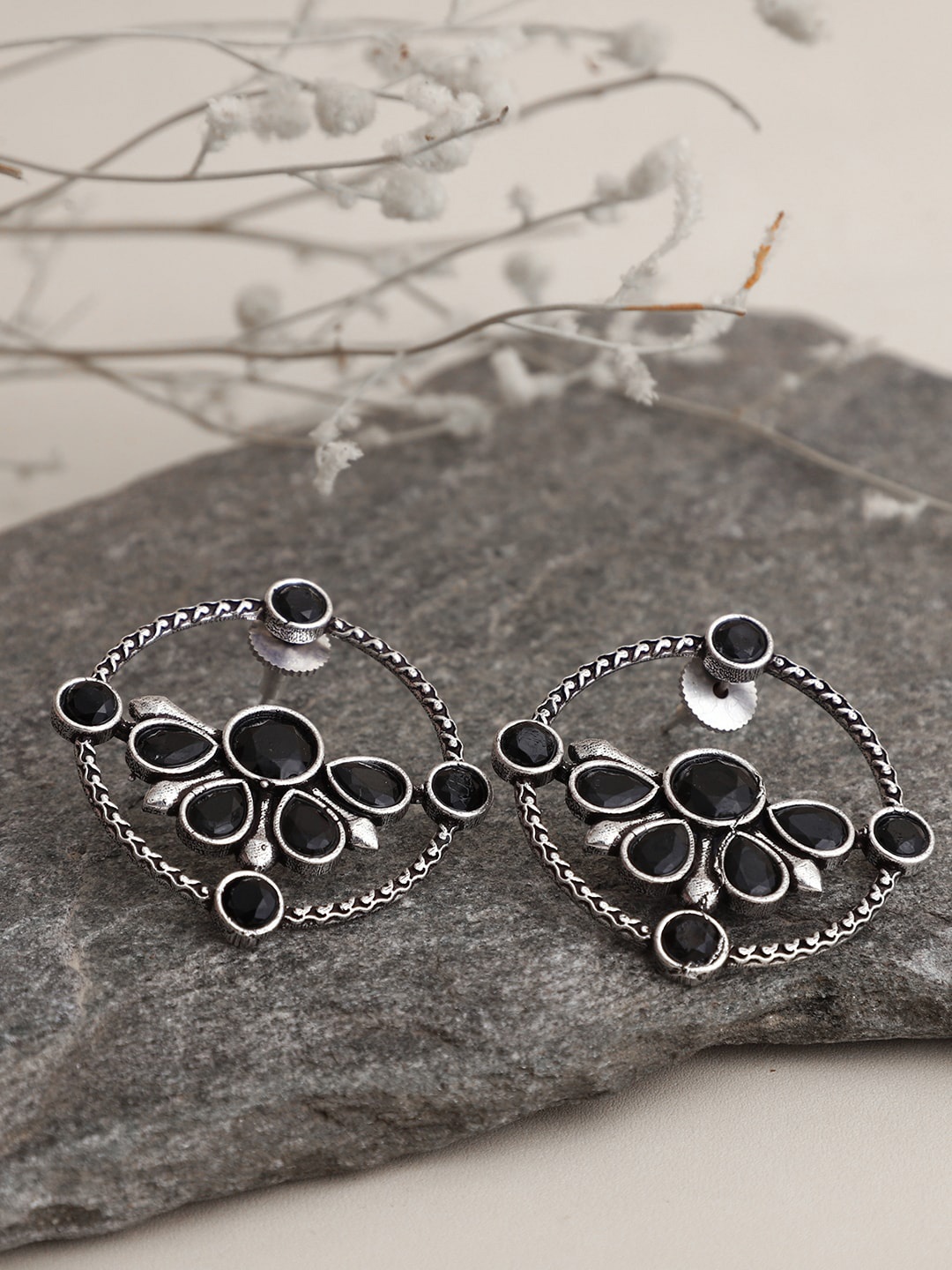

VENI Black Contemporary Studs Earrings