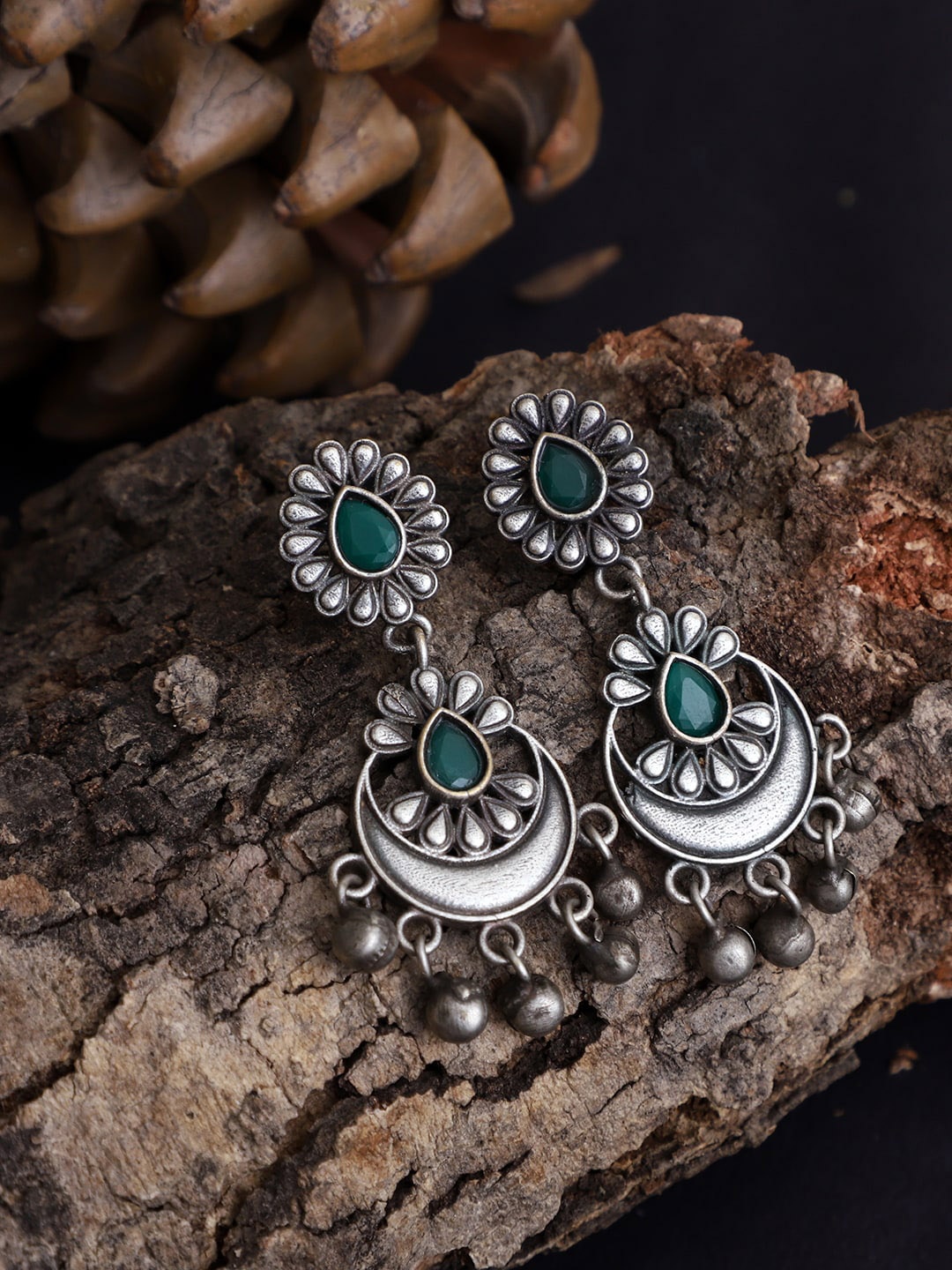 

VENI Green & Silver-Toned Contemporary Drop Earrings