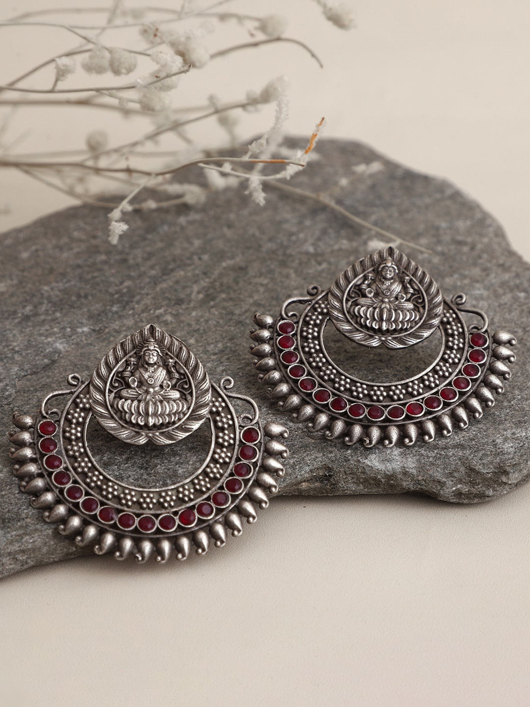 

VENI Silver-Toned & Maroon Contemporary Chandbalis Earrings