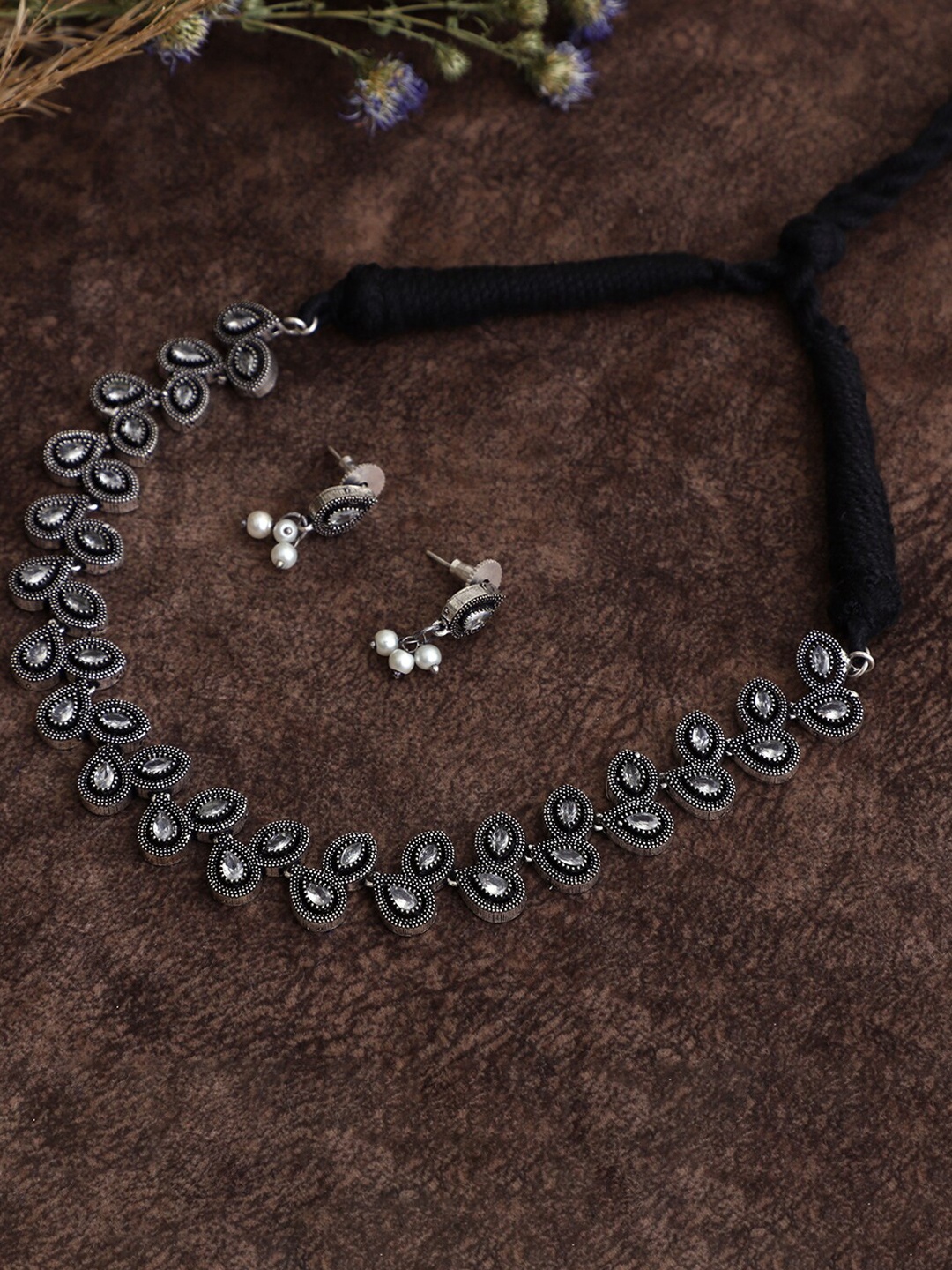 

VENI Women White & Silver-Toned Brass Silver-Plated Oxidised Jewellery Set