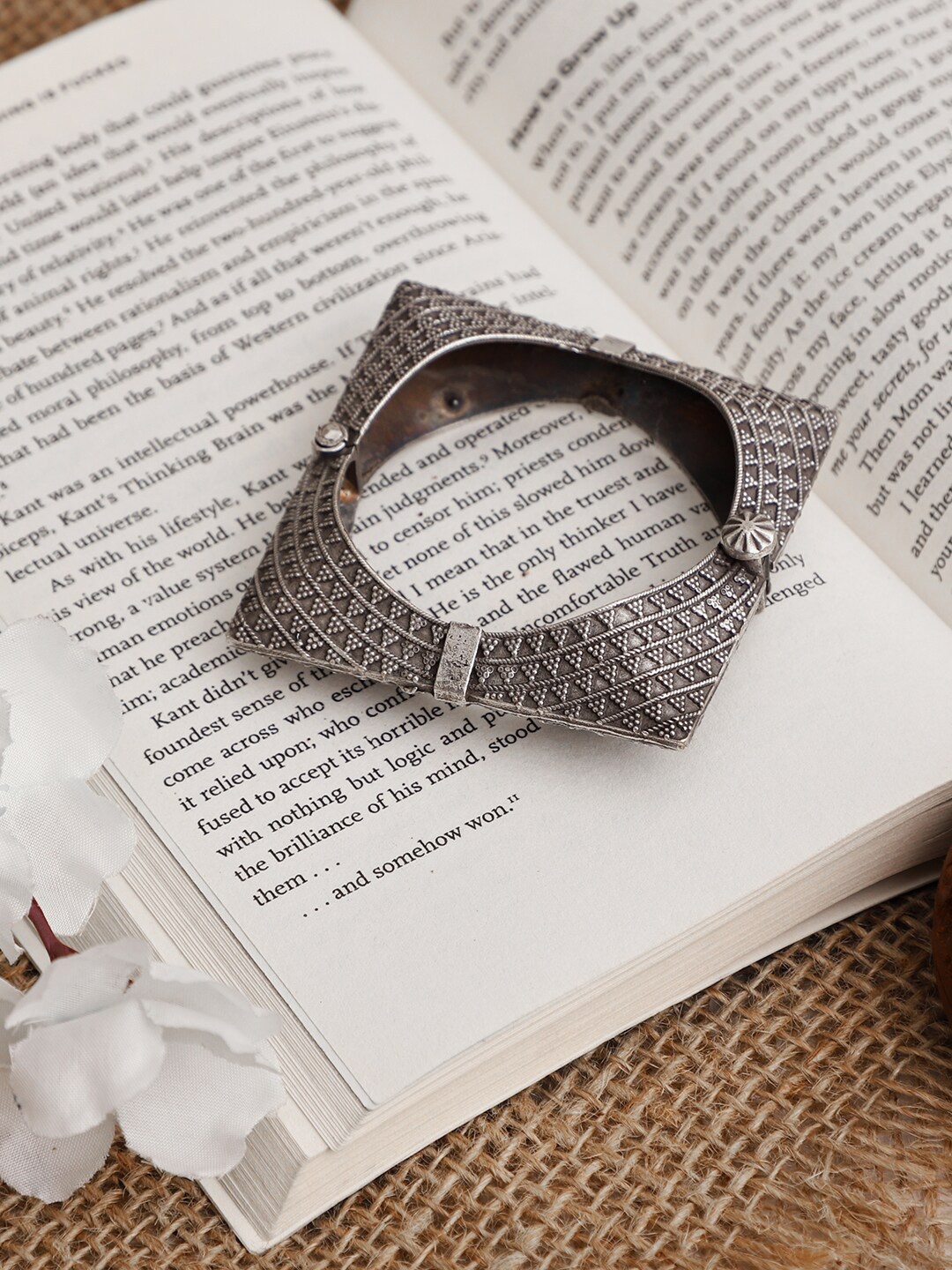 

VENI Silver-Toned Oxidised Hand-Cuff Kada