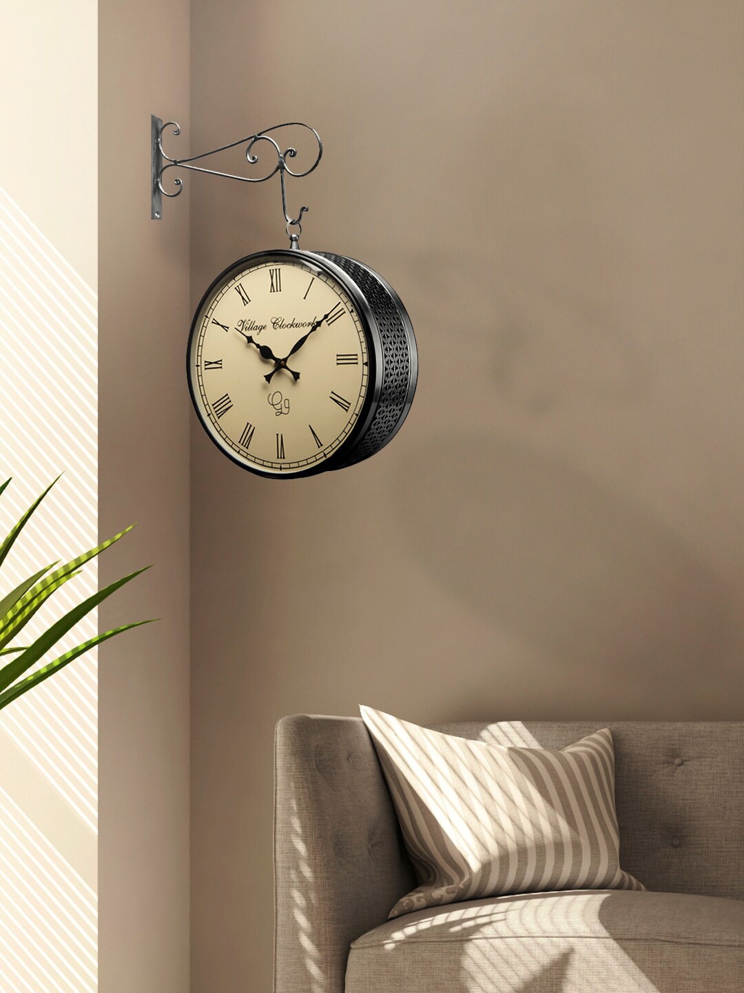 

green girgit Black & Beige Textured Vintage Wall Clock