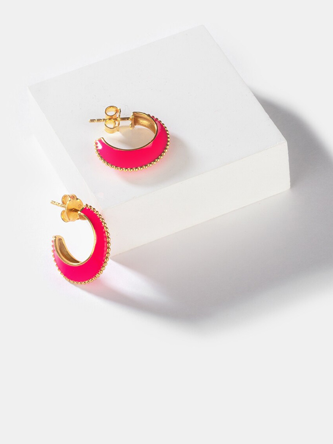 

SHAYA Gold-Toned & Red Contemporary Studs Earrings Gold Plated 925 Silver