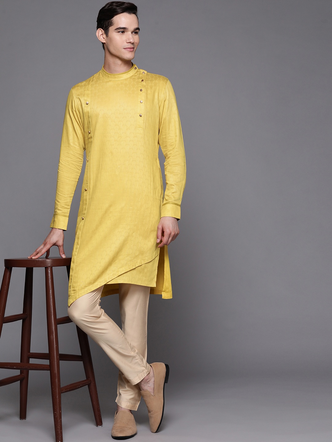 

Manu Men Yellow Geometric Self Design Kurta