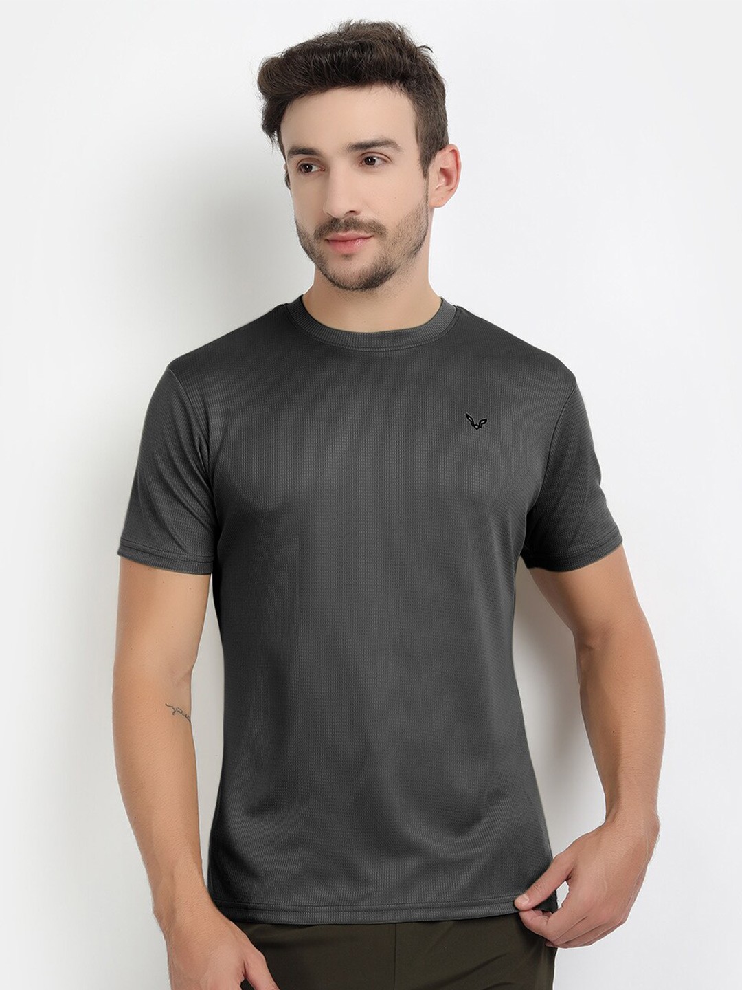 

MKKO Men Charcoal Grey Solid Slim Fit T-shirt