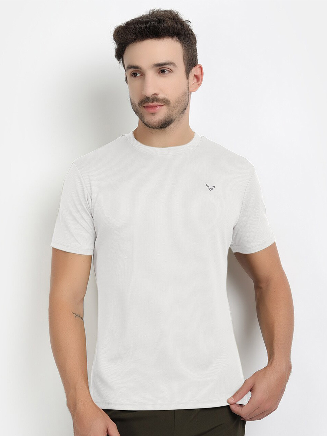 

MKKO Men White Solid Slim Fit T-shirt