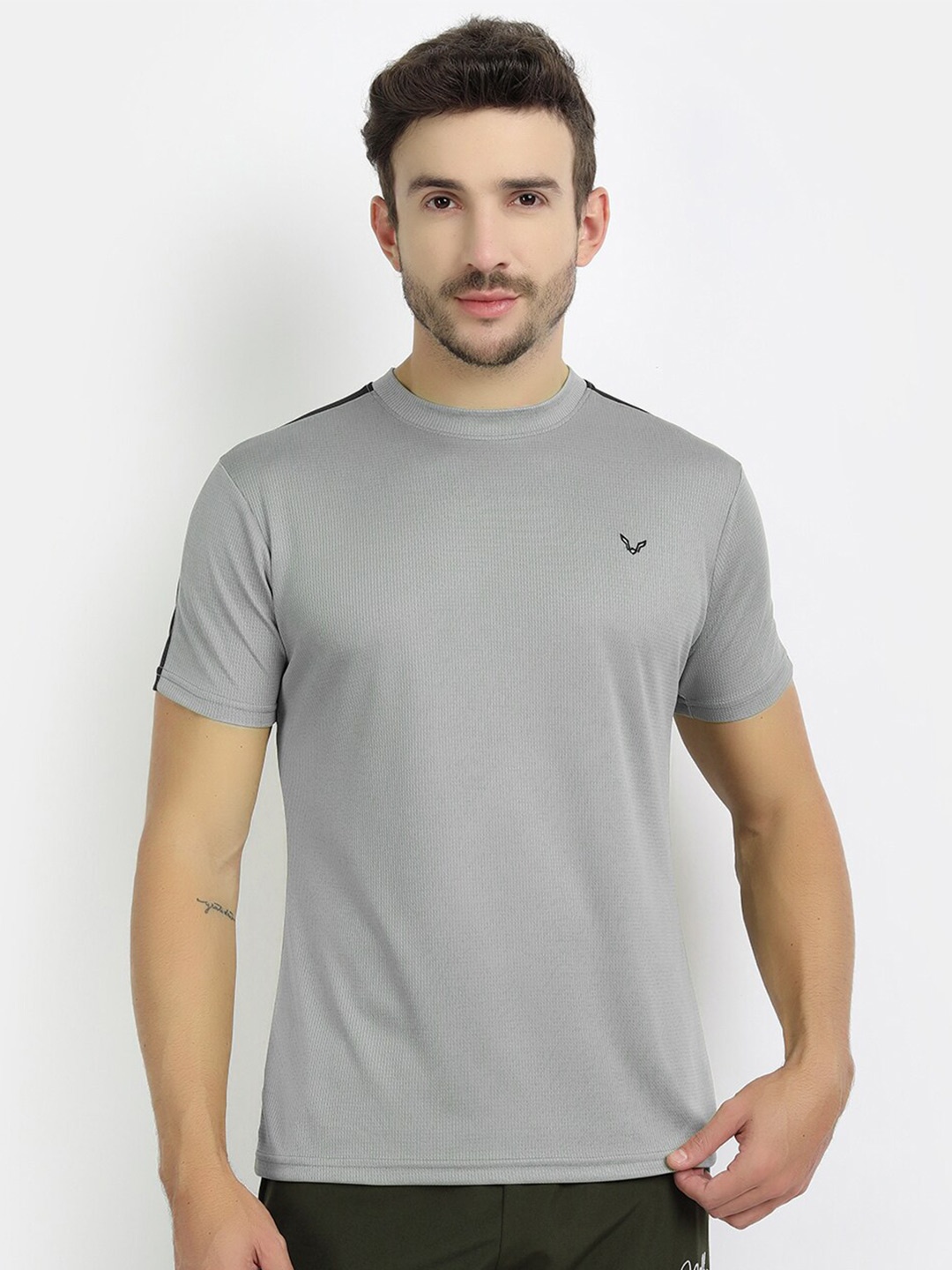 

MKKO Men Grey Solid Slim Fit T-shirt