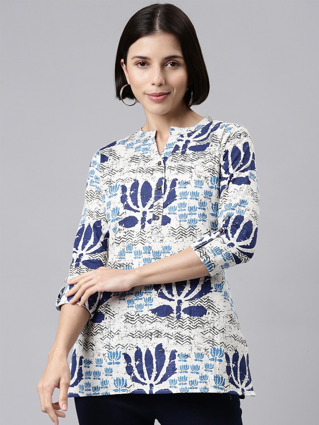 

MALHAAR Women Blue Print Mandarin Collar Kurti